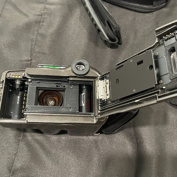 Olympus Infinity SuperZoom 330 35mm camera - Picture 6 of 7